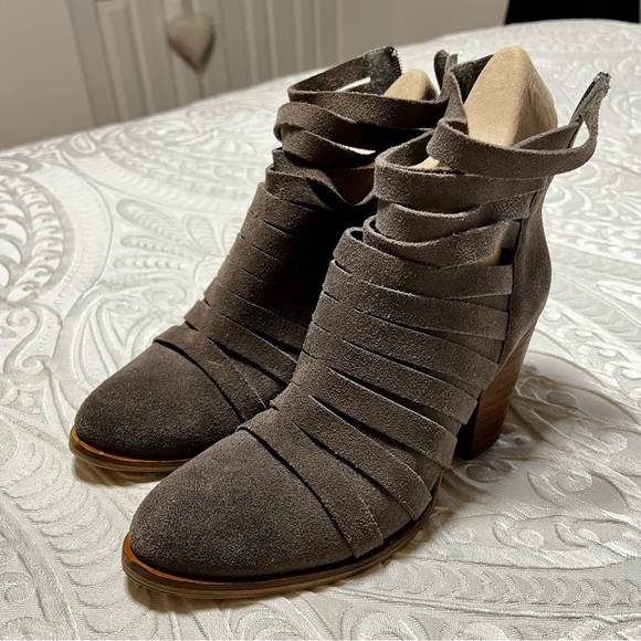 Chinese Laundry Suede bootie boots. Size 6. Taupe color. - Picture 3 of 15